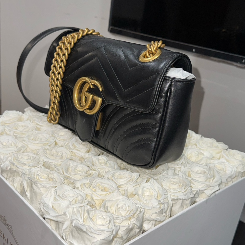 Black Gucci Leather Shoulder Bag with Gold Chain - Picture 3 of 8